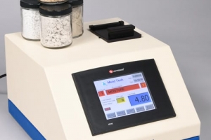 Precyzyjny pomiar niskiej wilgotności w surowcach chemicznych i pirotechnicznych – wyzwania i rozwiązanie MoistTech