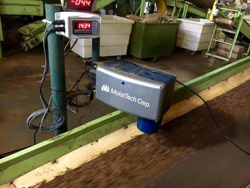 Wilgotnościomierz tytoniu 828 online (w bliskiej podczerwieni) do natychmiastowego, bezdotykowego pomiaru.